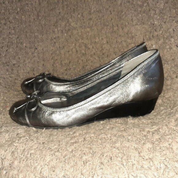COLE HAAN-Tali-Metallic Pewter Shiny Leather Wedge Pumps-Bow-Sz 6.5-Excellent - Picture 2 of 7